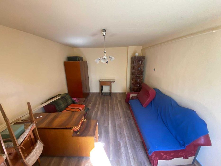 Casă cu o cameră în curte comună