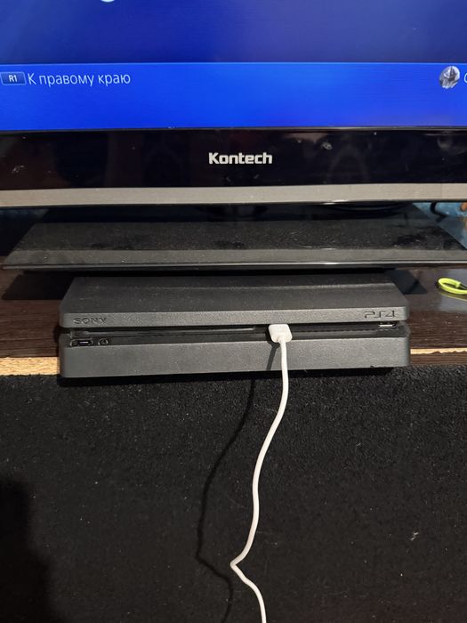 Продам PlayStation 4 slim