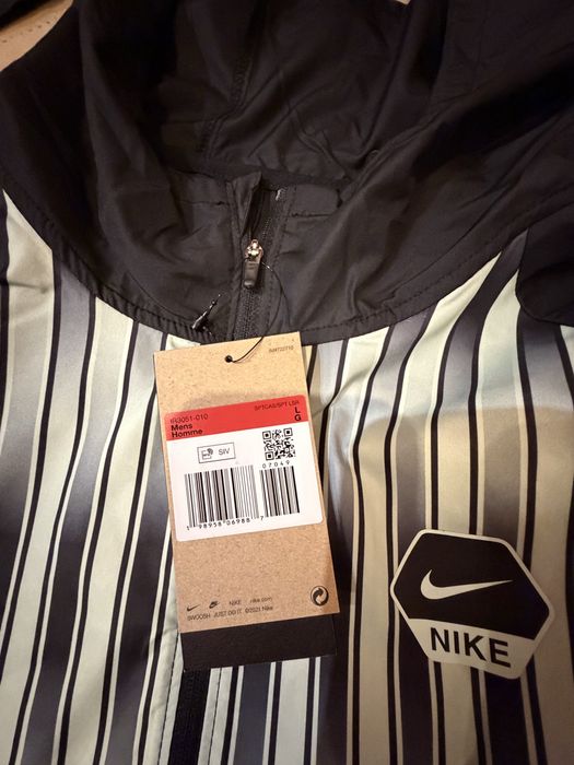 Чисто ново преходно яке Nike