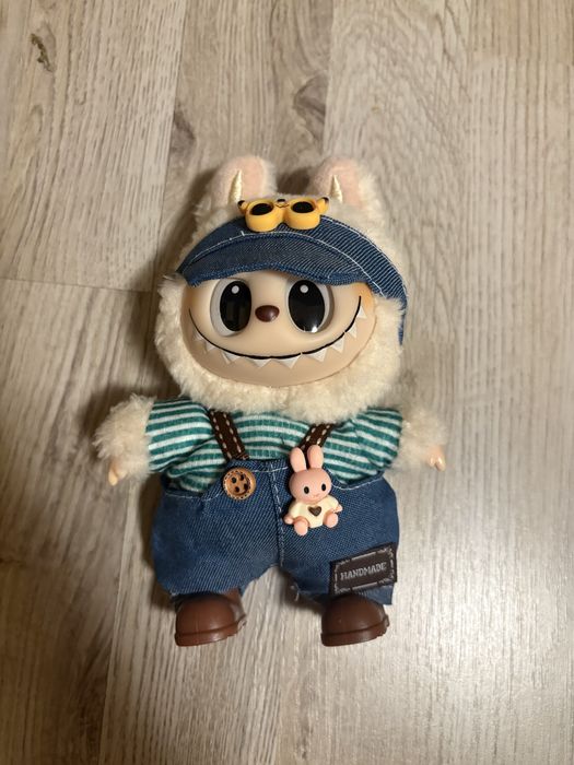 Лабубу със събличащи се дрехи