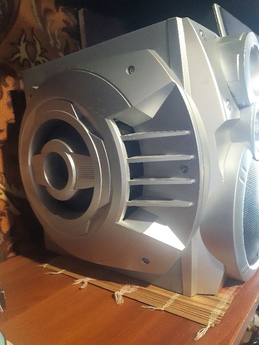 Продаётся музыкальный центр.