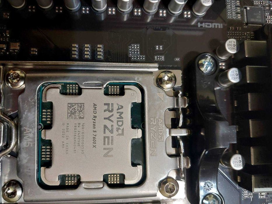 AMD Ryzen 5 7600X + Gigabyte B650 Eagle AX Wi-Fi