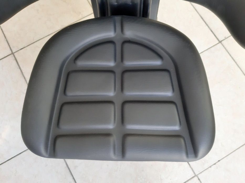 Scaun de tractor cu prindere universala si triplu reglaj