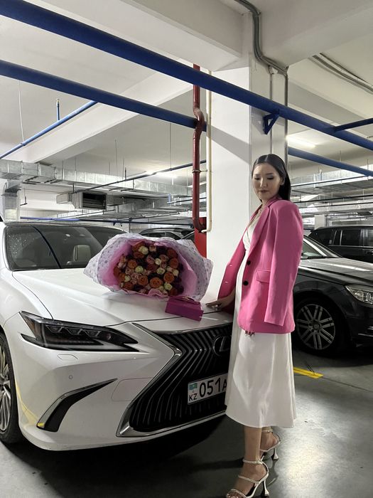 Розовый пиджак и белое платье