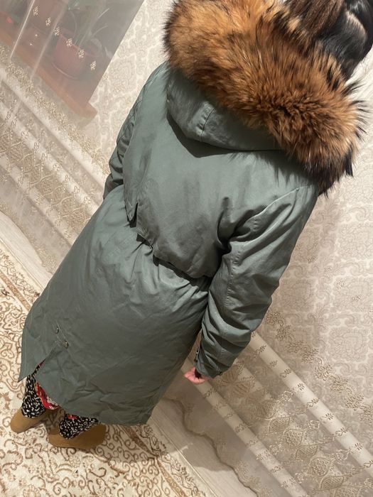 Парка зеленого цвета .