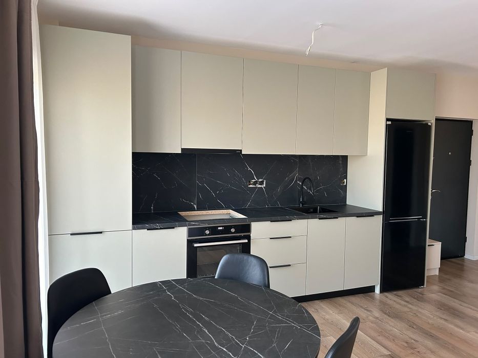 Închiriez apartament / 2 camere / NOU / etaj 1 / loc de parcare /