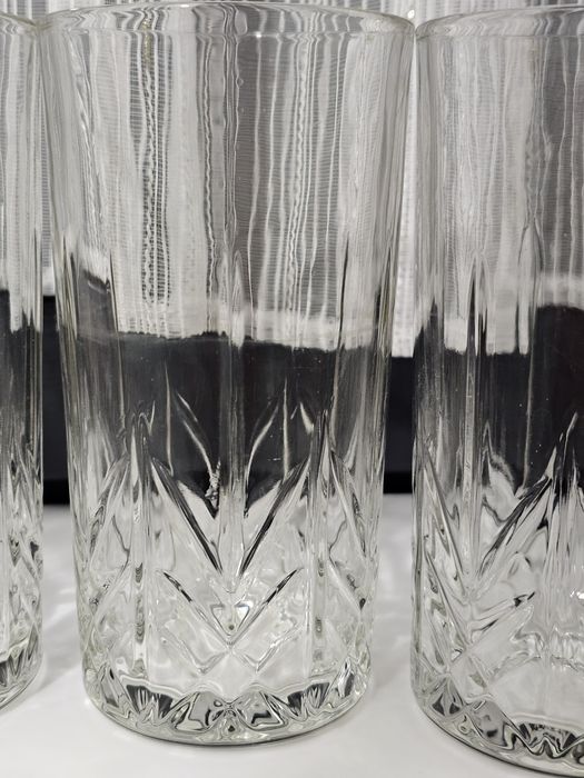 Vand Set 4 pahare din sticlă groasă și foarte rezistentă.