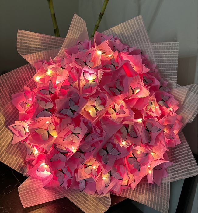 Noyob buketlar jonli kapalaklar va chiroqlar bilan