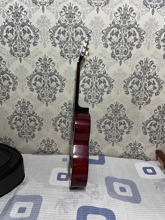 Акустическую 6ти струнную классическую гитару.