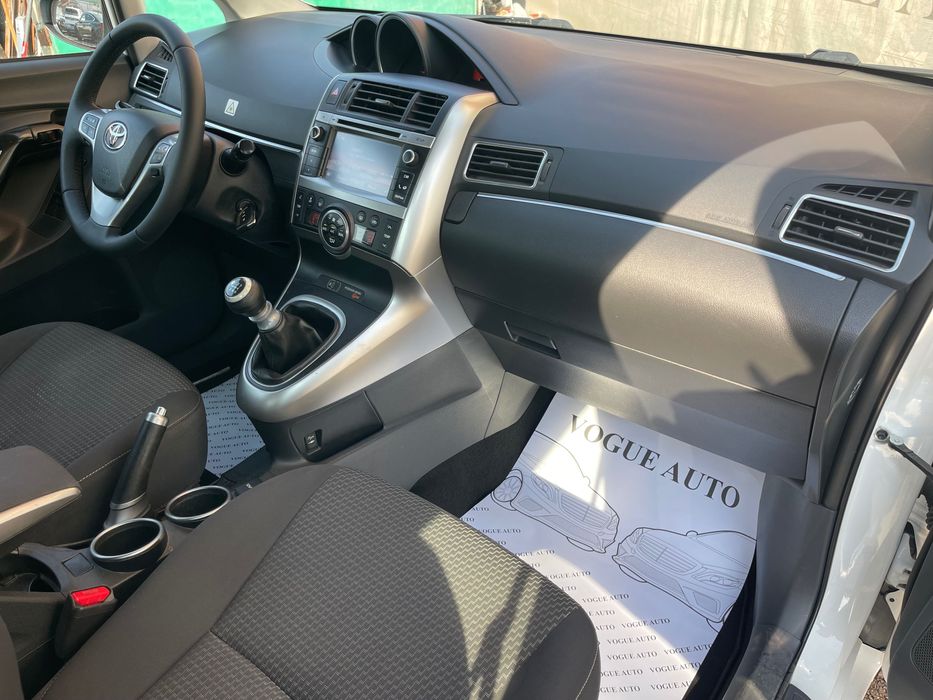 Кола под наем Toyota Verso