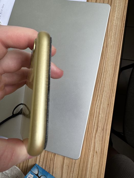 iPhone 11 64GB 80% Battery Health без забележки жълт с кейс и протектор