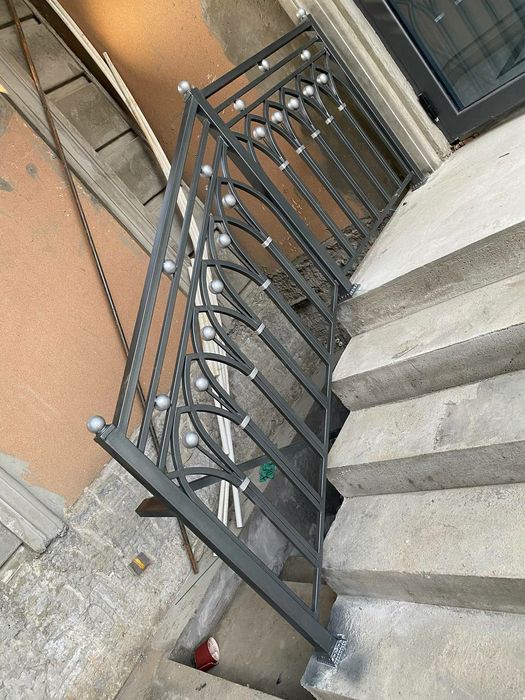 Перила кованая и хай-тек фасон