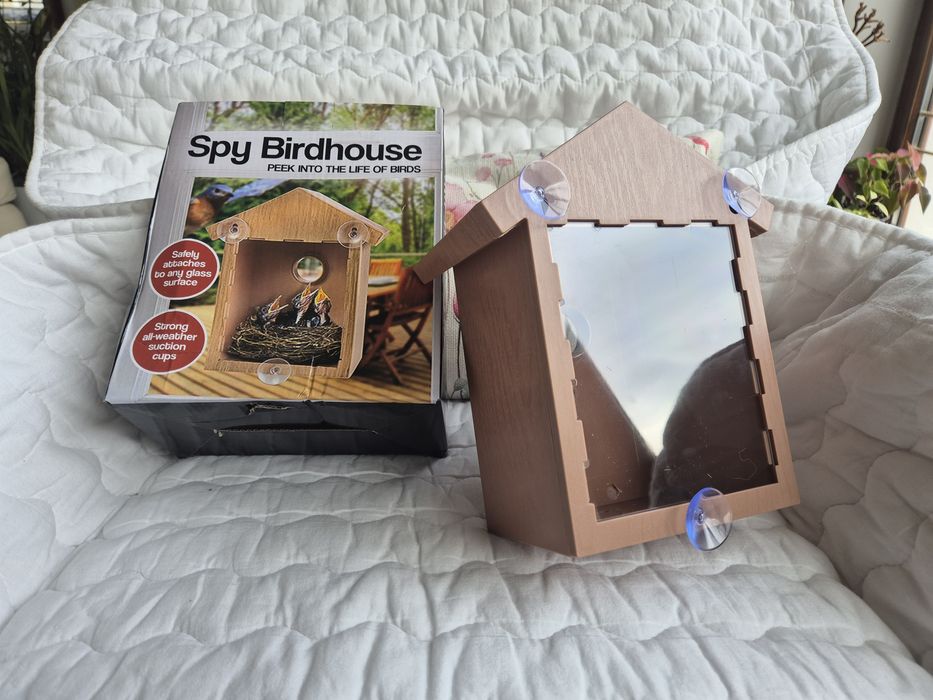 Къщичка за птици с възможност за наблюдение на гнездото