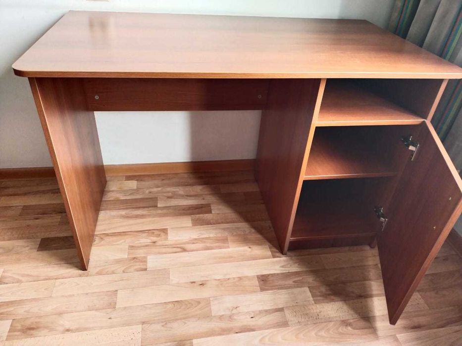 Рабочий стол, в отличном состоян.