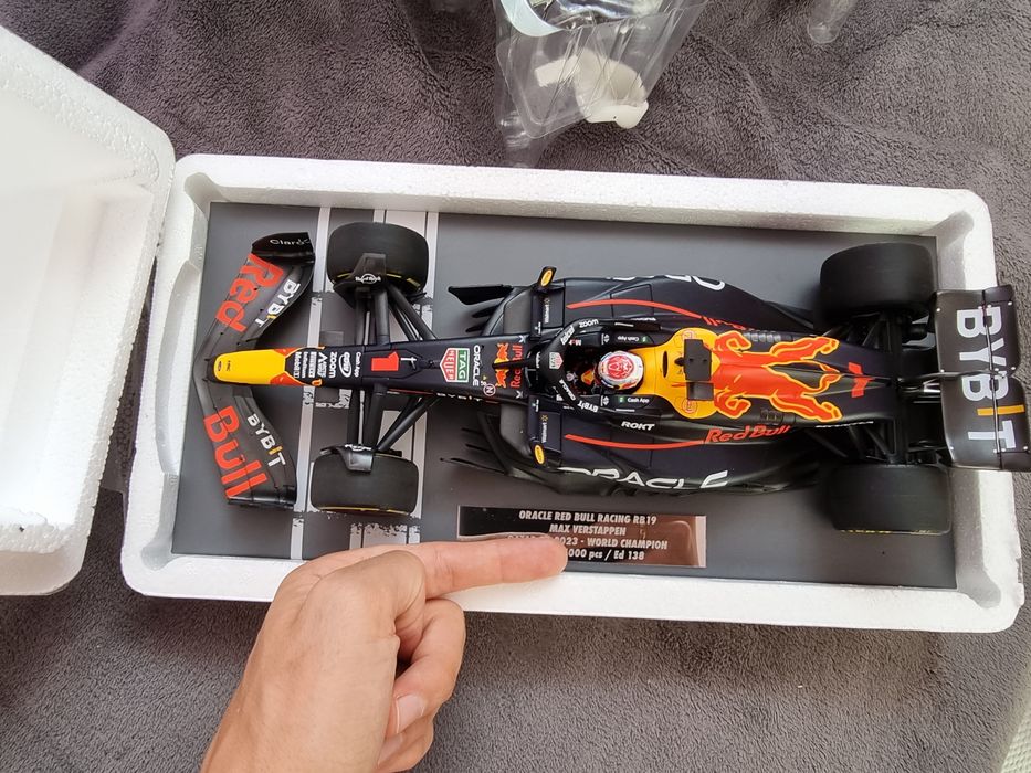 Red bull rb19 qatar 2023 Max Verstappen World Champion F1  minichamps