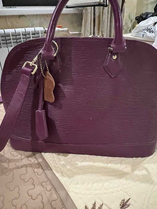 Кожаная сиреневая сумка.