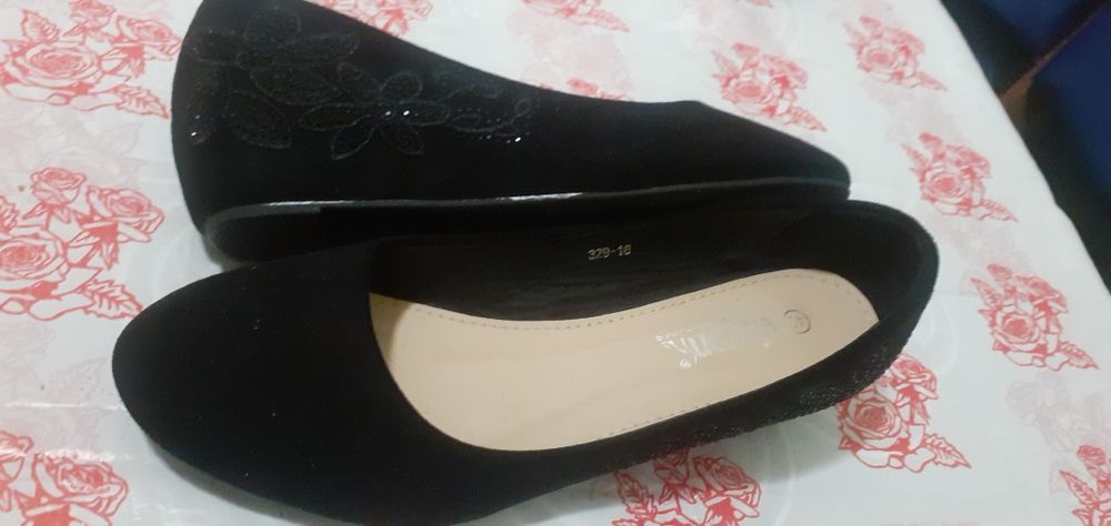 Продам замшевые туфли .