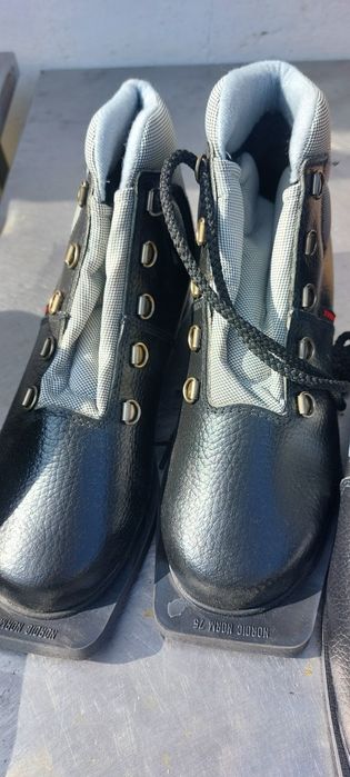 Продам лыжные ботинки новые