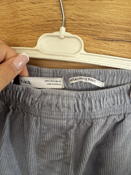 Син парашут панталон от Bershka, размер М
