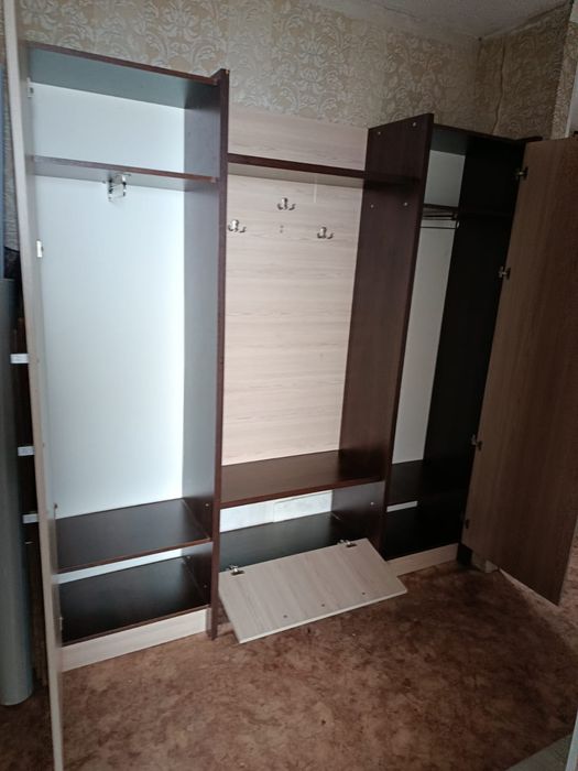 Шкаф и вешалка в прихожку