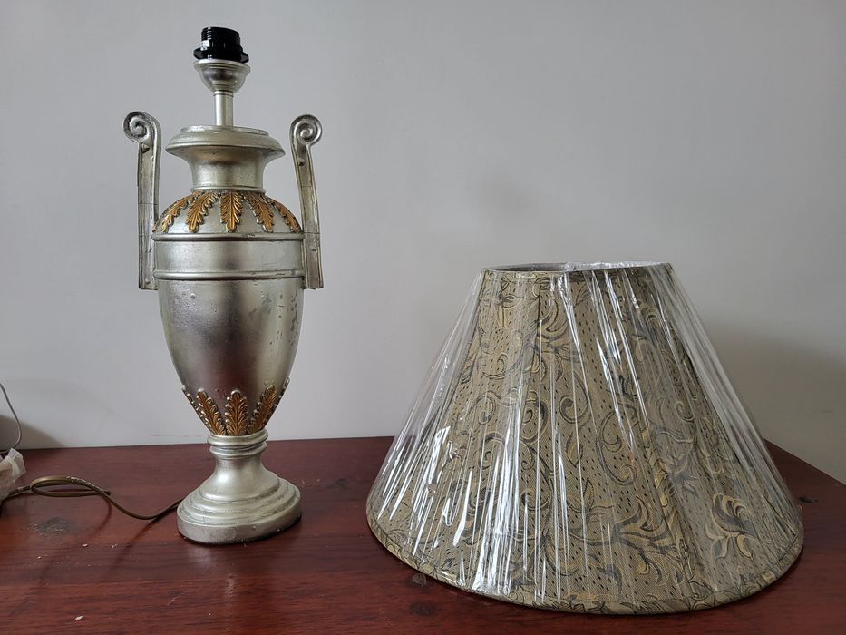 Настольная лампа с абажуром