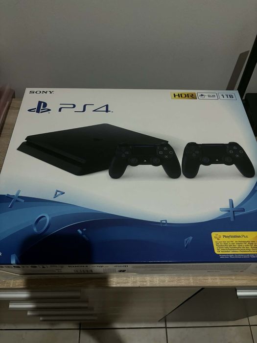 Ps4 slim в много добро състояние 1000gb с два джойстика и 10 игри