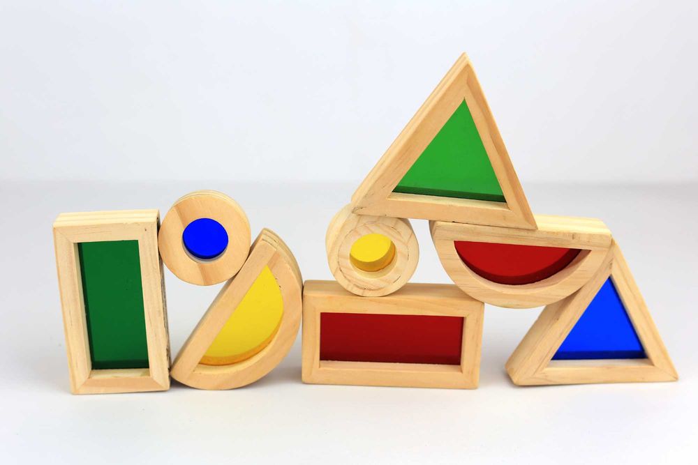 Образователни дървени геометрични фигури с цветни плаки на Playtive.