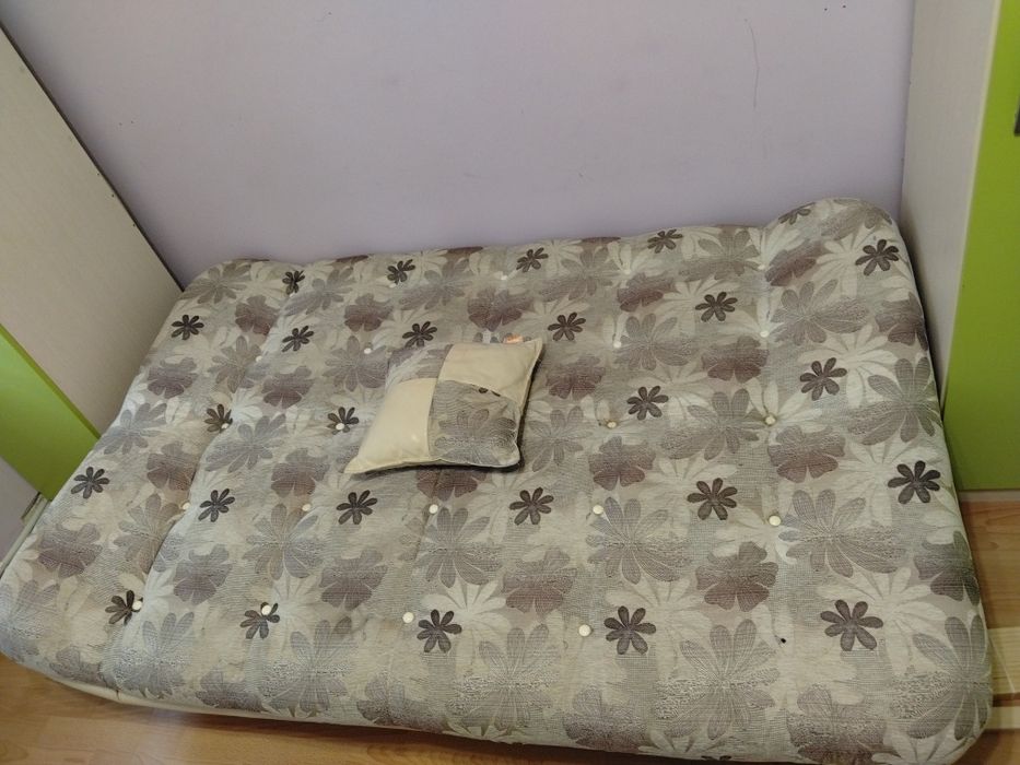 Диванче доста запазено