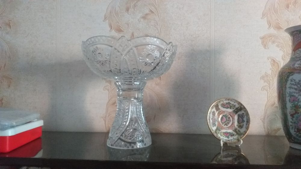 Срочно продается хрустальная разборная российская ваза  в кол. 2шт