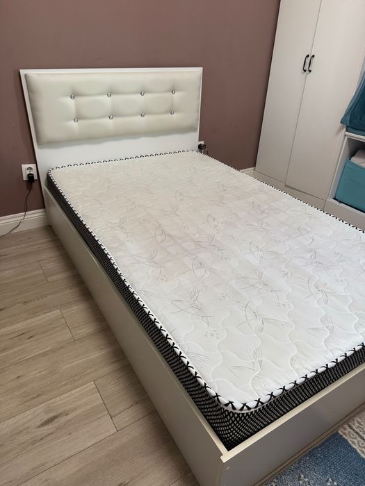 Продам кровать белая