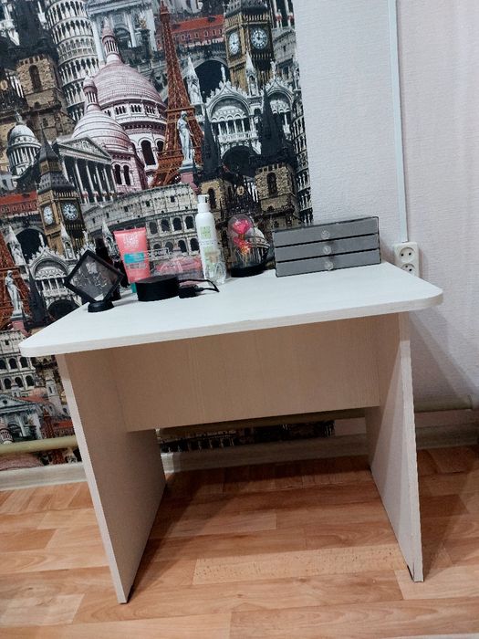 Журнальный стол белого цвета