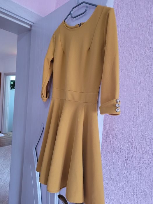 Рокля в цвят горчица.