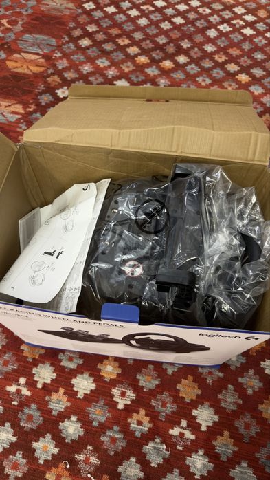 Продам игровой контроллер (руль) Logitech G923