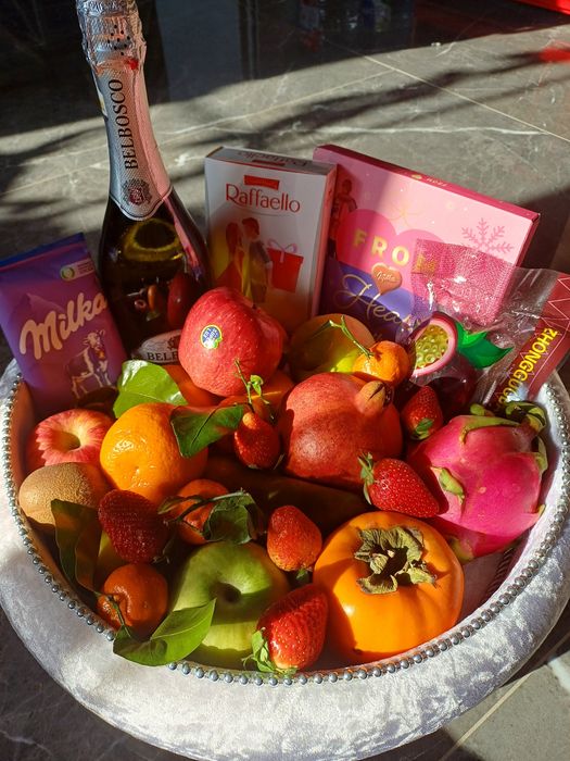 Фруктовые корзины и сладкие.