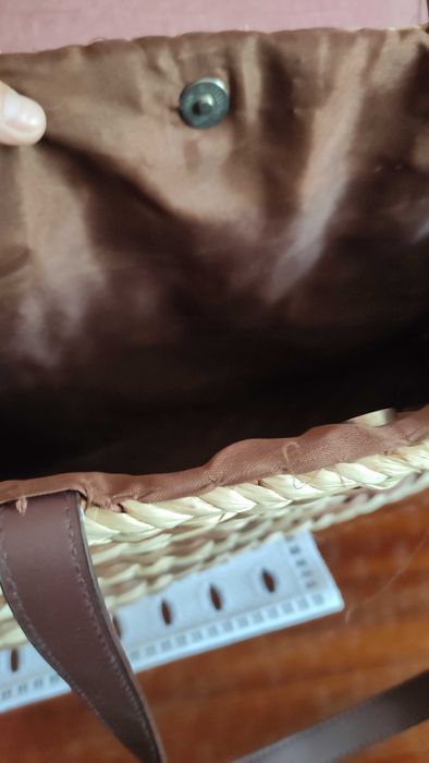 Чанта от ратан с текстилен хастар и кожени дръжки