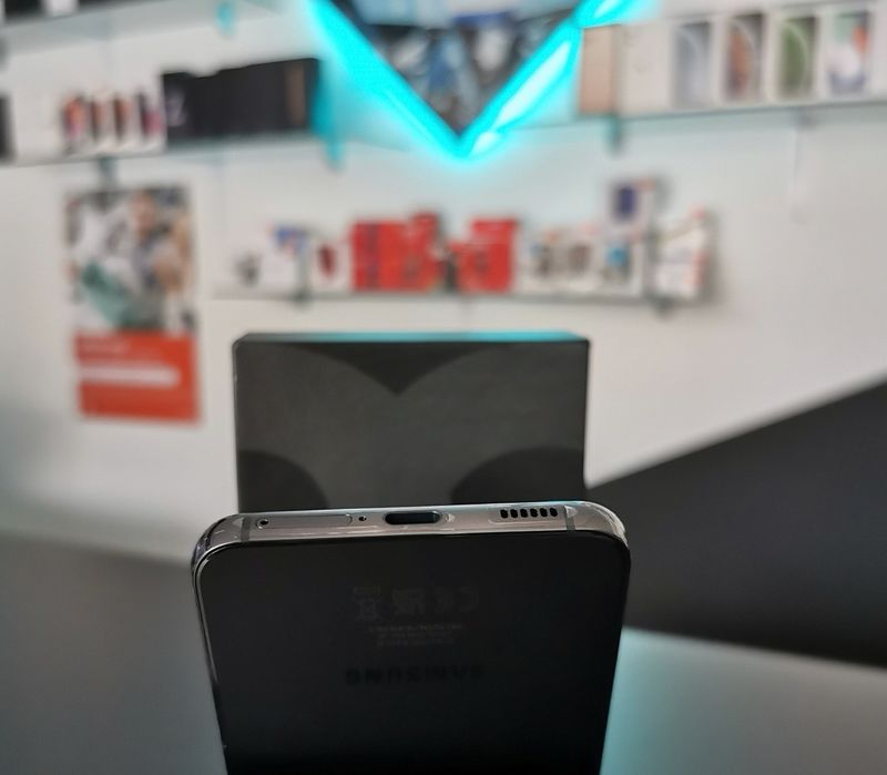 Samsung S22 / Black / 256 GB / NOU / DeluxGSM