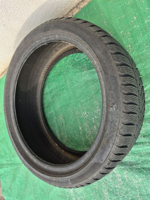 Vând 1 Anvelopa Pirelli IARNĂ DIMENSIUNEA 225/40/R19,94H,m+s,Dot 4818