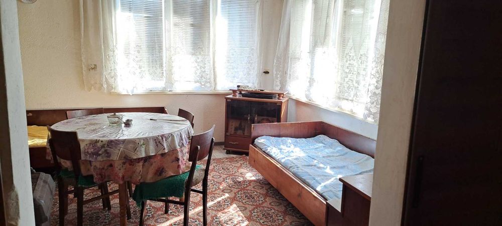 Тухлена къща с лятна кухня и голям двор в гр. Крън