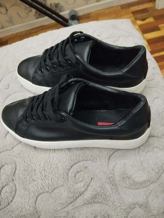 Женские  черные кроссовки (кеды)