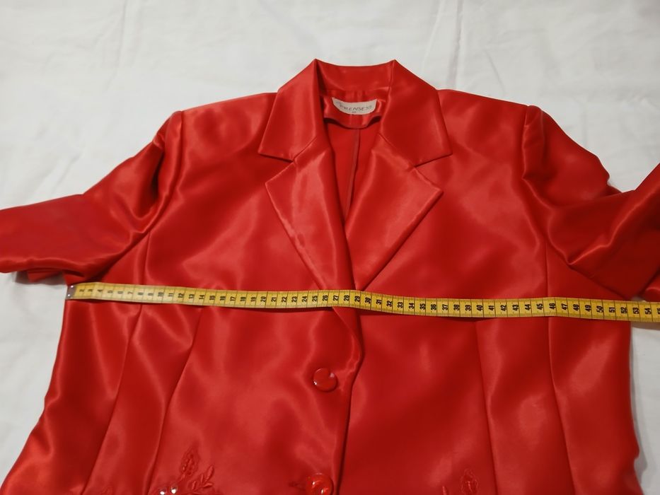 Costum de șaten cu broderie roșu