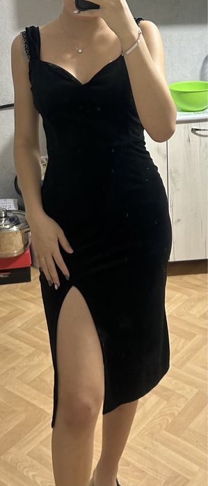 Вечернее платье с вырезом