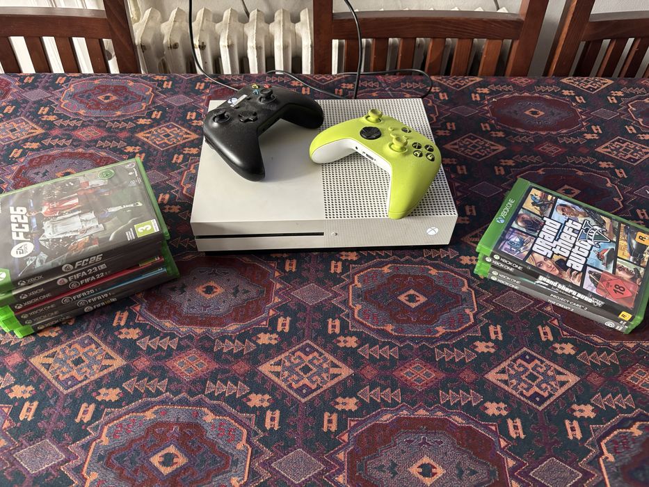 Vând Xbox One S în stare foarte bună, perfect funcțional