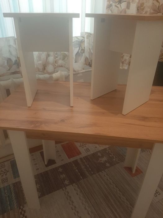 Стол и 4 табуретки