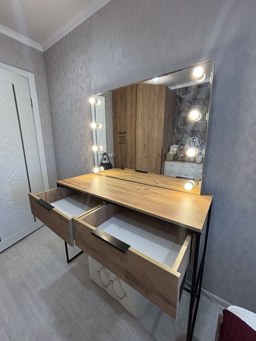 Продается туалетный столик