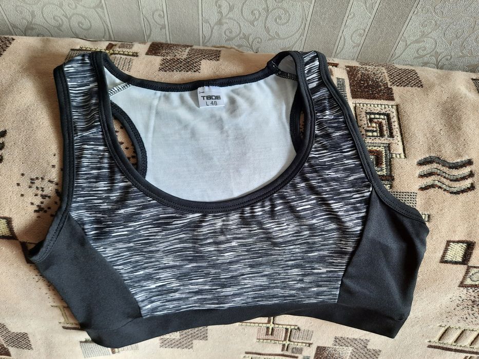 Женский спортивный топ