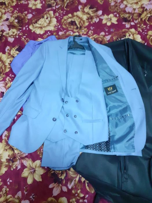 Продам костюм тройку Турция