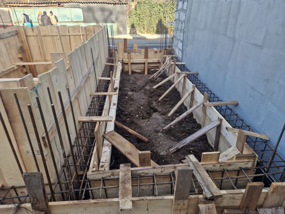 Executam case la rosu