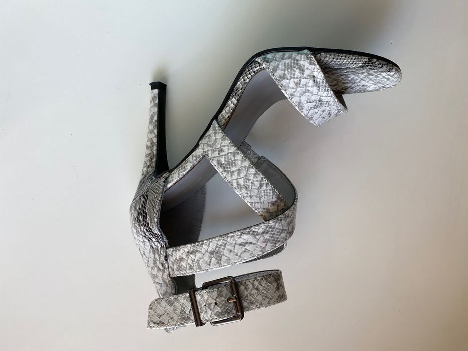 Сандали на висок ток със змийски мотив