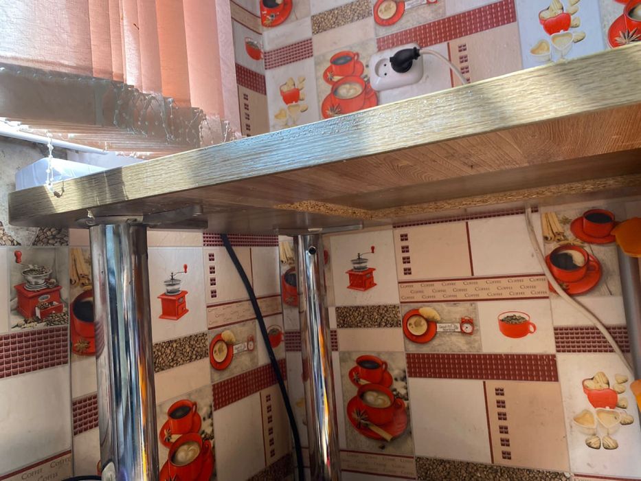 Стол кухонный