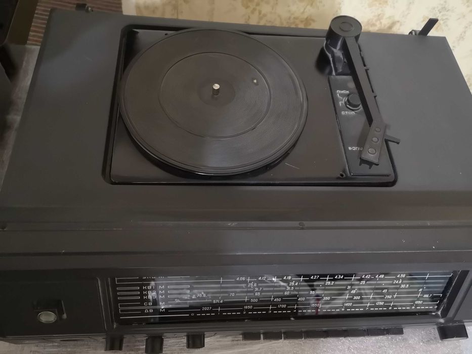 Продаются проигрыватели для виниловых пластинок.